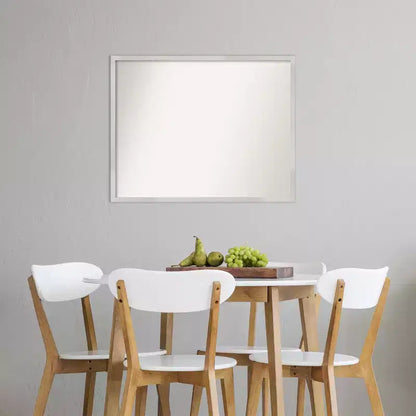 Specchio da parete in legno Svelte Silver da 76x61 cm, non bisellato, moderno rettangolare, nessun assemblaggio richiesto