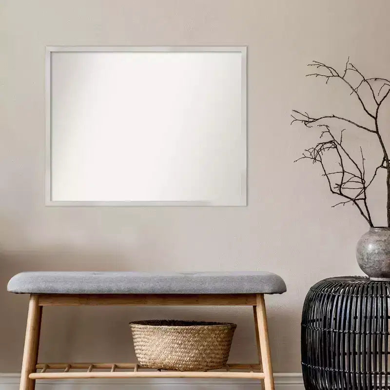 Specchio da parete in legno Svelte Silver da 76x61 cm, non bisellato, moderno rettangolare, nessun assemblaggio richiesto