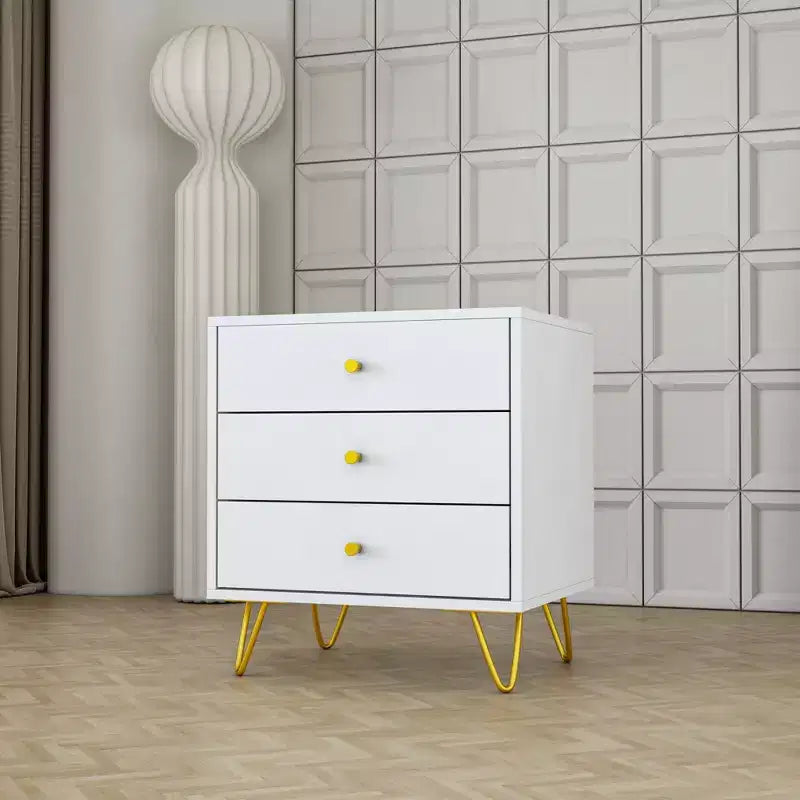Comodino bianco a 3 cassetti con maniglie in metallo dorato e gambe oblique, 50 cm L