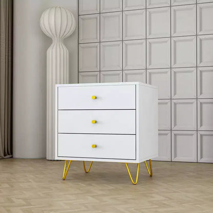 Comodino bianco a 3 cassetti con maniglie in metallo dorato e gambe oblique, 50 cm L